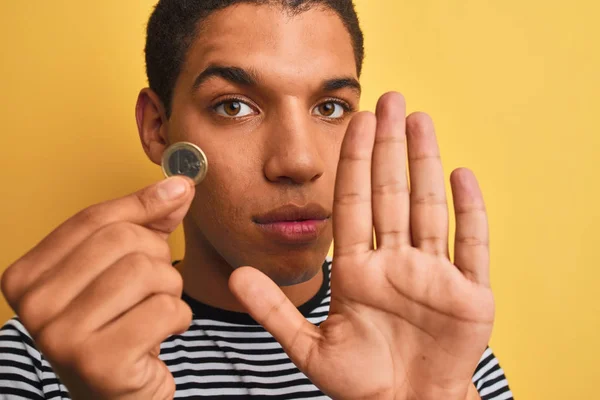 Młody Przystojny Arabski Człowiek Trzymając Monety Euro Stojące Odizolowanym Żółtym — Zdjęcie stockowe