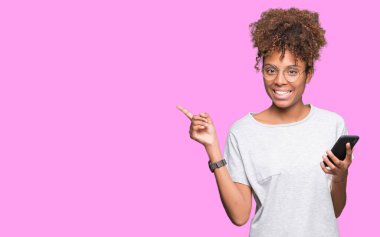 İzole arka tarafına el ve parmak ile işaret çok mutlu üzerinde akıllı telefon kullanan genç Afro-Amerikan kadın