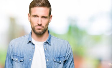 Mavi gözler ve sakal giyen denim ceket depresif ve sıkıntı için endişe, öfkeli ve korkuyor ağlamak yakışıklı adam. Üzücü ifade.