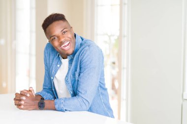 Gülümseyen yüzünde kocaman bir gülümseme ile neşeli Afrika yakışıklı genç