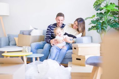 Güzel bir aile yeni evinde