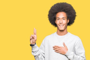 Afro saçlı genç afro-amerikan adam göğüs ve parmakları nda el ile küfür sportif sweatshirt giyen, bir sadakat sözü yemini yapma