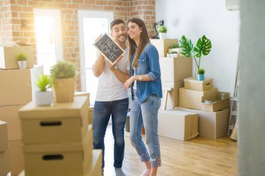 Yeni bir eve hareket güzel genç çift, yeni ev metin ile çok mutlu tutan tahta gülümseyen