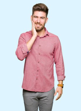 Genç yakışıklı iş casual adam acı ifadesi ile el ile ağız diş ağrısı veya dişlerde dişlerle ilgili hastalık nedeniyle dokunmadan. Diş hekimi kavramı.