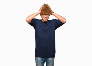 Yakışıklı genç afro gözlük çünkü umutsuz ve stresli baş ağrısı acı acı ve migren ile. Ellerini kafasına.