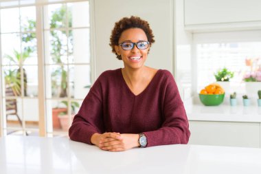 Afro saçlı gözlüklü güzel genç Afrika kadın