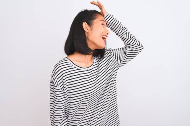 İzole edilmiş beyaz arka planda duran çizgili tişört giyen genç Çinli kadın, hata sonucu el ele tutuşarak şaşırdı. Hatayı hatırla. Unuttum, kötü hafıza konsepti.