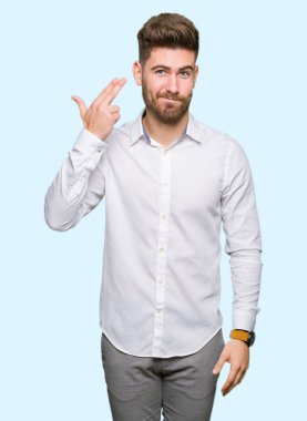 Genç yakışıklı iş adam çekim ve öldürmek kendini el ve parmaklara baş, intihar jest işaret.