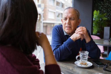 Kıdemli adam kahve içme kadın ile bir konuşma ve 