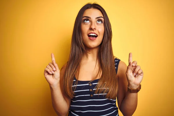 Jovem Bela Mulher Vestindo Listrado Shirt Sobre Isolado Amarelo Fundo — Fotografia de Stock