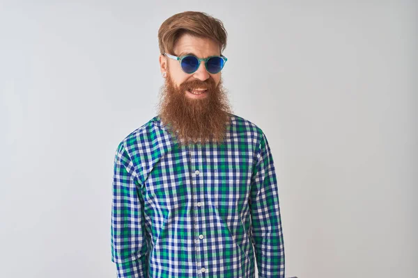 Joven Pelirrojo Irlandés Con Camisa Casual Gafas Sol Sobre Fondo — Foto de Stock