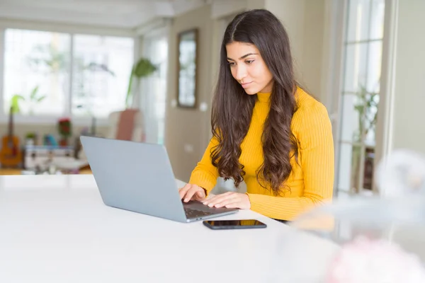 Beauitul Ung Kvinna Som Arbetar Med Dator Laptop Koncentrerad Och — Stockfoto