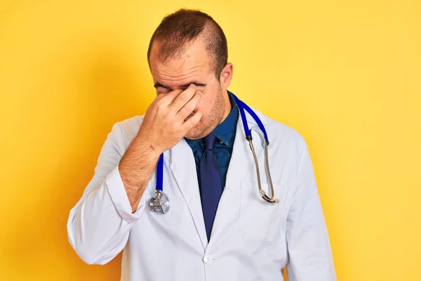 Joven Doctor Hombre Usando Abrigo Estetoscopio Pie Sobre Fondo Amarillo — Foto de Stock