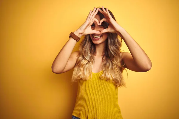 Junge Schöne Frau Trägt Shirt Über Gelbem Hintergrund Und Tut — Stockfoto