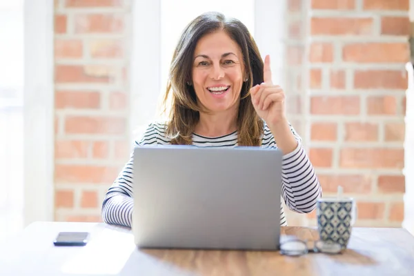 Mujer Mayor Mediana Edad Sentada Mesa Casa Trabajando Usando Computadora — Foto de Stock