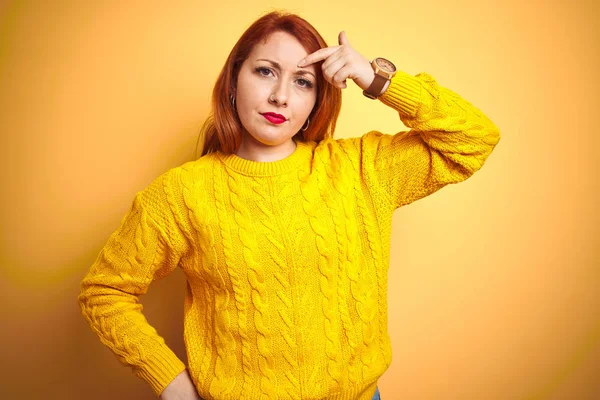 美丽的红头发女人穿着冬季毛衣 站在孤立的黄色背景上 不悦额头上的粉刺 丑陋的黑头感染 粉刺和皮肤问题 — 图库照片