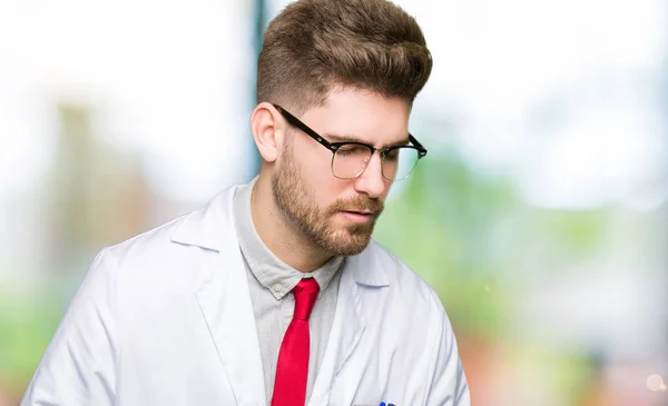 Ung Vacker Forskare Man Bär Glasögon Med Handen Magen Eftersom — Stockfoto
