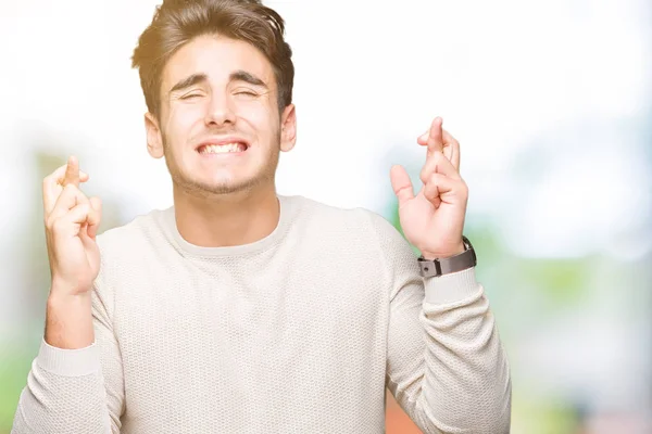 Jovem Homem Bonito Sobre Fundo Isolado Sorrindo Cruzando Dedos Com — Fotografia de Stock