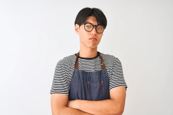 Chiński Barman Fartuchu Okularach Stojący Nad Odizolowanym Białym Tle Sceptyczny — Zdjęcie stockowe