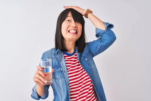 Jonge Mooie Chinese Vrouw Met Glas Water Geïsoleerde Witte Achtergrond — Stockfoto