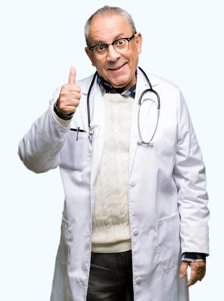 Hombre Guapo Médico Senior Con Abrigo Médico Haciendo Gesto Feliz —  Fotos de Stock