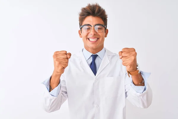 Der Junge Gut Aussehende Wissenschaftler Mit Brille Und Mantel Vor — Stockfoto