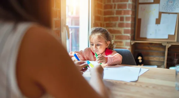 Bella Insegnante Studentessa Bionda Bambina Che Indossa Disegno Uniforme Scolastica — Foto Stock