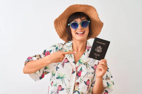 Turista Mujer Vacaciones Sosteniendo Pasaporte Los Estados Unidos Sobre Fondo —  Fotos de Stock