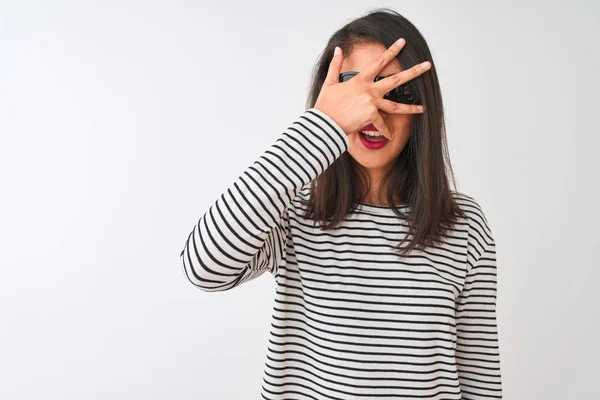 Kinesisk Kvinna Bär Randig Shirt Och Solglasögon Står Över Isolerade — Stockfoto