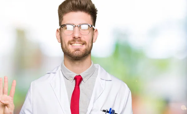 Joven Hombre Científico Guapo Con Gafas Que Muestran Señalan Hacia — Foto de Stock