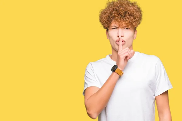 Jonge Knappe Man Met Afro Haar Dragen Casual Wit Shirt — Stockfoto