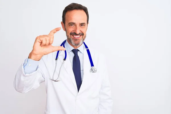 Arzt Mittleren Alters Mantel Und Stethoskop Vor Isoliertem Weißem Hintergrund — Stockfoto