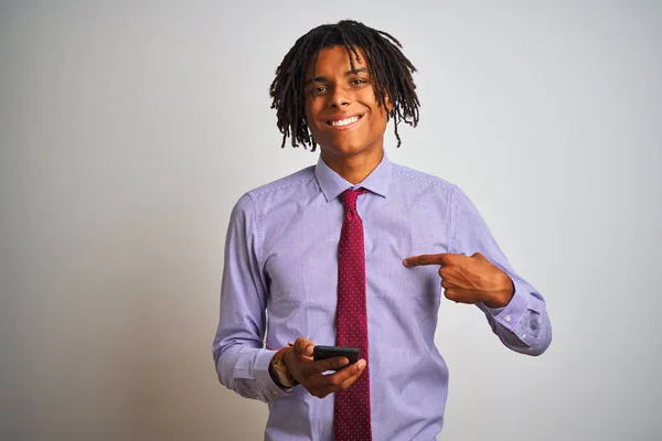 Афро Американский Бизнесмен Дредами Использующий Смартфон Изолированном Белом Фоне Неожиданным — стоковое фото