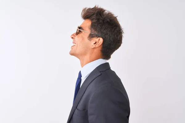 Młody Przystojny Biznesmen Garniturze Okularach Przeciwsłonecznych Odizolowanym Białym Tle Patrząc — Zdjęcie stockowe