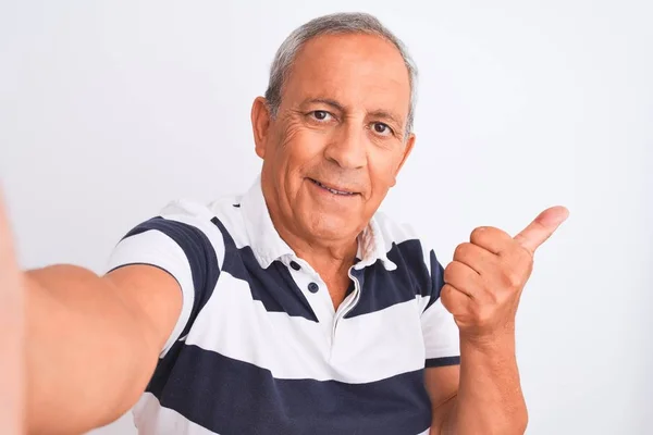 Senior Siwowłosy Mężczyzna Paski Polo Zrobić Selfie Odizolowanym Białym Tle — Zdjęcie stockowe