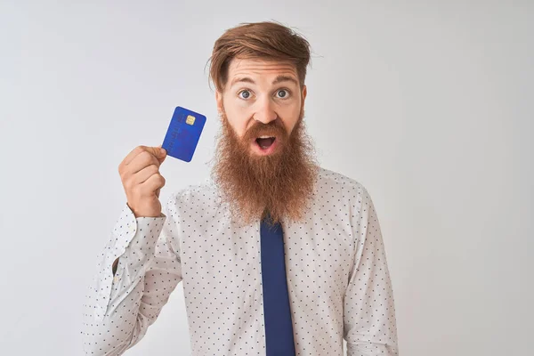 Νεαρός Κοκκινομάλλης Ιρλανδός Επιχειρηματίας Κρατώντας Πιστωτική Κάρτα Στέκεται Πάνω Από — Φωτογραφία Αρχείου