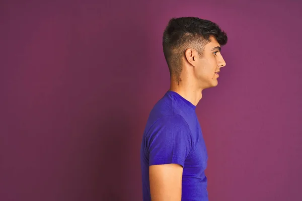 Young Indian Man Wearing Shirt Standing Isolated Purple Background Looking — ストック写真