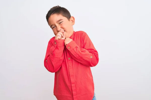 Menino Bonito Vestindo Camisa Vermelha Elegante Sobre Fundo Branco Isolado — Fotografia de Stock