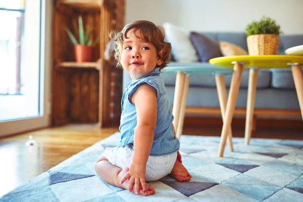 Vackra Småbarn Barnflicka Bär Denim Skjorta Sitter Mattan — Stockfoto