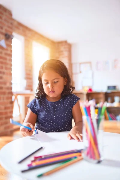 Schöne Kleinkind Mädchen Zeichnen Niedlich Zeichnen Mit Buntstiften Kindergarten — Stockfoto