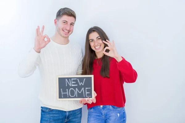 Casal Jovem Bonito Sobre Fundo Branco Segurando Quadro Negro Com — Fotografia de Stock