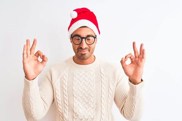 Joven Hombre Guapo Con Sombrero Navidad Gafas Sobre Fondo Aislado — Foto de Stock