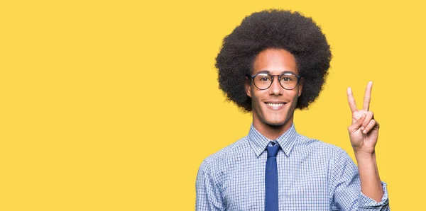 Jonge Afro Amerikaanse Zakenman Met Afro Haar Bril Tonen Met — Stockfoto