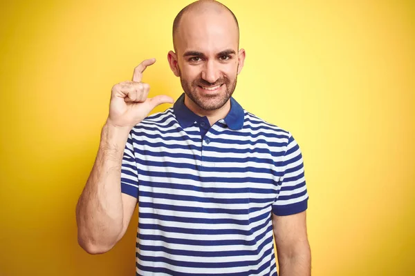 Jovem Careca Com Barba Vestindo Casual Listrado Camiseta Azul Sobre — Fotografia de Stock