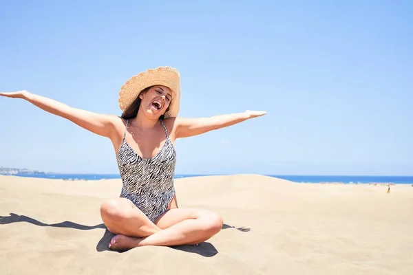 Jonge Mooie Vrouw Zonnebaden Met Open Armen Dragen Zomer Zwendelpak — Stockfoto