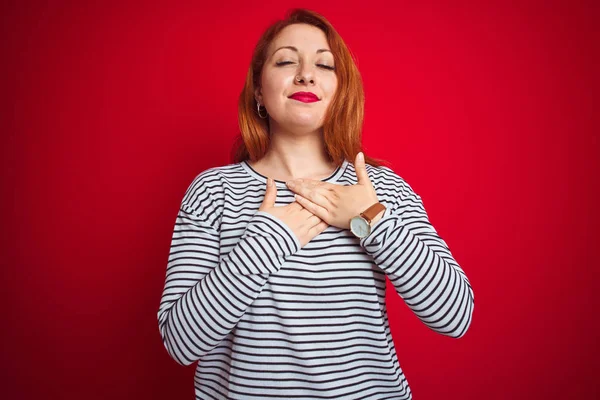 Mulher Ruiva Jovem Vestindo Tiras Camisa Marinha Sobre Fundo Vermelho — Fotografia de Stock