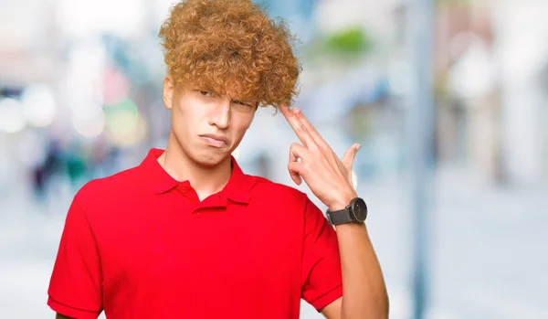 Jovem Homem Bonito Com Cabelo Afro Vestindo Camiseta Vermelha Tiro — Fotografia de Stock