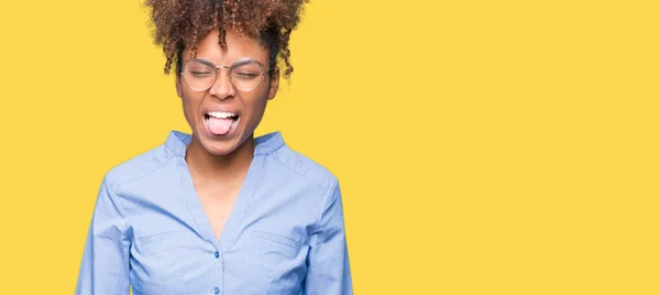 Gyönyörű Fiatal Afro Amerikai Üzletasszony Kitart Nyelvem Elszigetelt Háttér Vicces — Stock Fotó