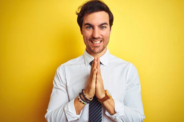 Jovem Empresário Bonito Vestindo Camisa Elegante Gravata Sobre Fundo Amarelo — Fotografia de Stock