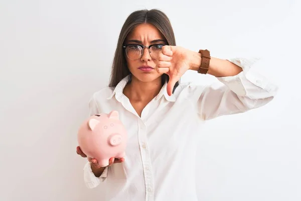 Mooie Zakenvrouw Draagt Bril Houden Spaarvarken Bank Geïsoleerde Witte Achtergrond — Stockfoto